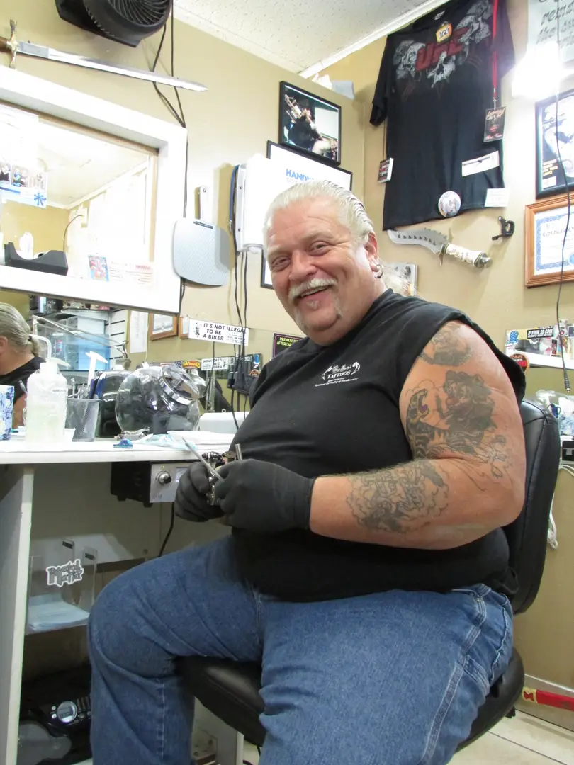 Moe 'Big Daddy' Jordan tattooing at Big Daddy's Tattoos